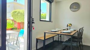 Maisons de vacances 3star 1950s house, 3 bedrooms, 6 people, walk to beach center : photos des chambres