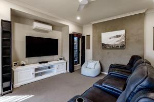 5BR with pool, games room, sleeps up to 10 guests