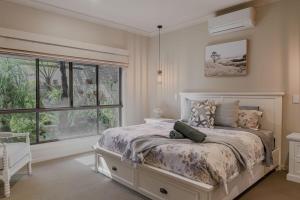 5BR with pool, games room, sleeps up to 10 guests