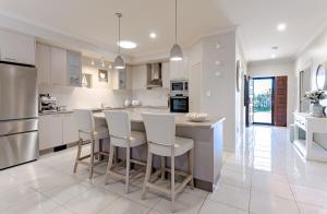 5BR with pool, games room, sleeps up to 10 guests