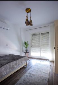 شقة مفروشة بالكامل مكيفة ثلاث غرف