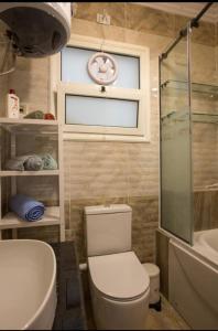 شقة مفروشة بالكامل مكيفة ثلاث غرف