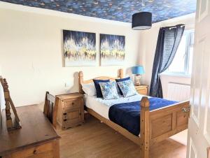 Central Pembrokeshire family home pets welcome 7 guests