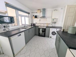 Central Pembrokeshire family home pets welcome 7 guests