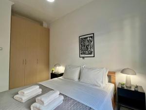 1BR Warm and Earthy apartment in Athens with AC