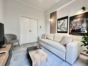 1BR Warm and Earthy apartment in Athens with AC