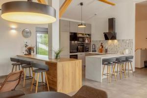 Villa Vida - Luxury Villa with Saltwater Pool and City View