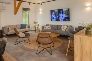 Villa Vida - Luxury Villa with Saltwater Pool and City View