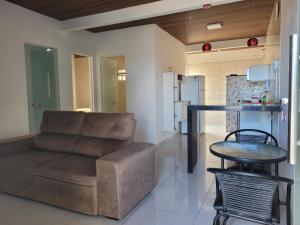 Apartamento com suíte, localizado na Avenida Silvio Silva, n 33, bairro Hernani Sa, Ilhéus-Ba, sem garagem