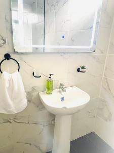 APARTAESTUDIOS INDEPENDIENTES CASA MIRAFLORES g