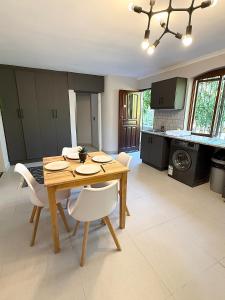 Spacious George self catering apartment for families, golfers, business travellers and couples 1 queen bed 2 sleeper couches