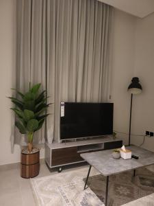 شقة أرضية بمدخل وموقف خاص Ground Floor Apartment with Private Entrance and Parking