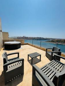 Valletta view with Mspa Jacuzzi on terrace & Seaview Penthouse