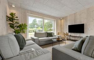 Awesome Home In Glesborg With Sauna