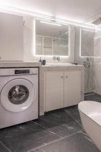 Bright 2BR Apt, Athens Base Near Sea & City