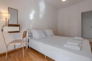 Bright 2BR Apt, Athens Base Near Sea & City