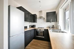 Host My Nest - 1 Bed Apartment with Parking Wembley
