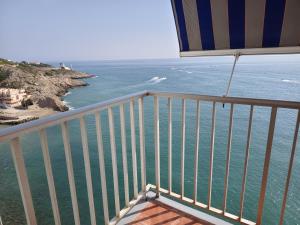 Vista al mar con piscina