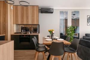 Jesionowe Apartamenty Ashwood Apartments Widok na Odrę 1,4 km od Rynku Parking Podziemny w Cenie Klimatyzacja Sauna w 1 Apt River Oder view 1,4 km Market Square Underground parking Balcony Air conditioning