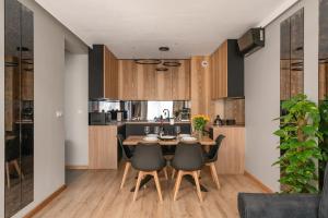 Jesionowe Apartamenty Ashwood Apartments Widok na Odrę 1,4 km od Rynku Parking Podziemny w Cenie Klimatyzacja Sauna w 1 Apt River Oder view 1,4 km Market Square Underground parking Balcony Air conditioning