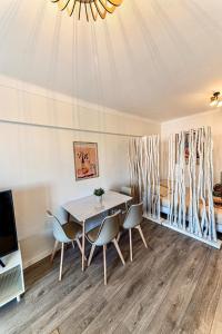 Studio rénové à deux pas de la mer et commerces