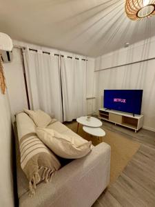 Studio rénové à deux pas de la mer et commerces