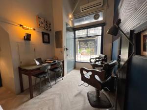 Non Inn The Barber King and Twin Rooms with Vintage Charm and Unique Design near Riverside and ICONSIAM