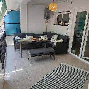 Seaview escape - spacious 3 bed beach apartment & terrace
