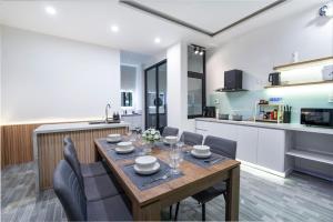 Modern 3BR Beach Villa, Karaoke, Rooftop bar, BBQ