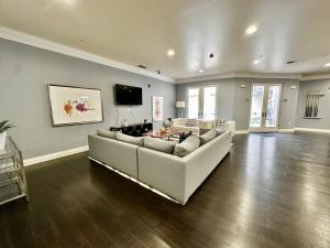 Cozy Downtown Loft with Balcony