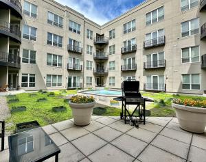Cozy Downtown Loft with Balcony
