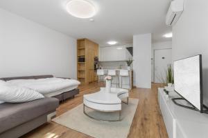 LAM White - Free Parking - AC