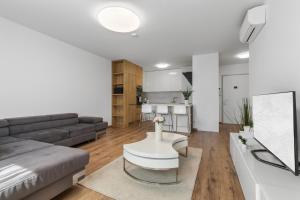 LAM White - Free Parking - AC