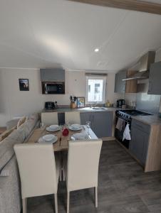Modern Spacious Willerby Malton Caravan at Durdle Door Holiday Park, Close to Iconic Durdle Door & Lulworth Cove