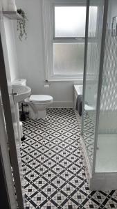 Spring Crescent Apartments - Spacious 1 Bed with Parking, Sleeps 4