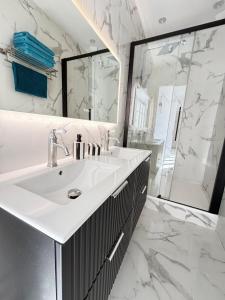 Appartements Luxe Capitol-Parking & Clim & Jacuzzi & Ascenseur : photos des chambres