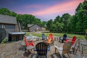 Tree Haven- fenced yard, hot tub, fire pit