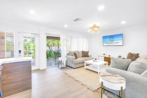 The Village Breeze, 2 Units - 4 BR, 4 Baths, Pool Walk to Beach and Siesta Key Village