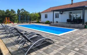 Three-Bedroom Holiday Home In Vinjani Gornji