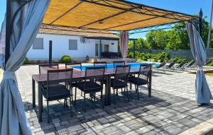 Three-Bedroom Holiday Home In Vinjani Gornji