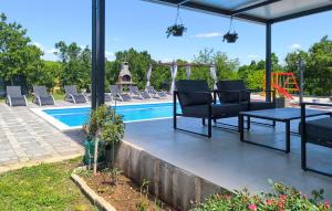 Three-Bedroom Holiday Home In Vinjani Gornji