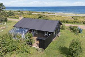 Renovated Holiday Home, Sea View, 50M To Beach - 4hvězdičkové hotely ve městě Tjørneholm
