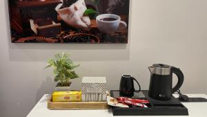 شقة بغرفتين نوم وصالة واسعة وموقع مميز وسط المدينة بجوار مركز المؤتمرات الدولي ومعرض الكتاب