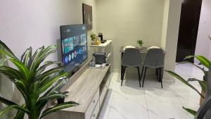 شقة بغرفتين نوم وصالة واسعة وموقع مميز وسط المدينة بجوار مركز المؤتمرات الدولي ومعرض الكتاب