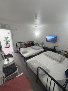 Cosy 2 Room Space Near Station