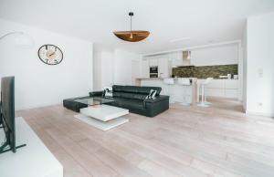 Modern 2 Bed with Garden - Bridel