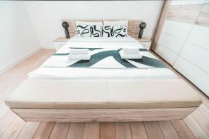 Modern 2 Bed with Garden - Bridel