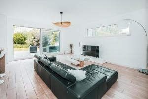 Modern 2 Bed with Garden - Bridel
