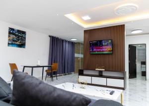 GoldView Apartments, West Trassaco