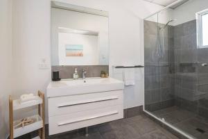 Beach Bum Bungalow 1- WIFI, Short walk to the beach